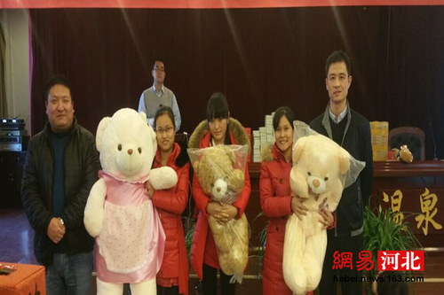 现场抽奖环节获嘉嘉宾颁发奖品